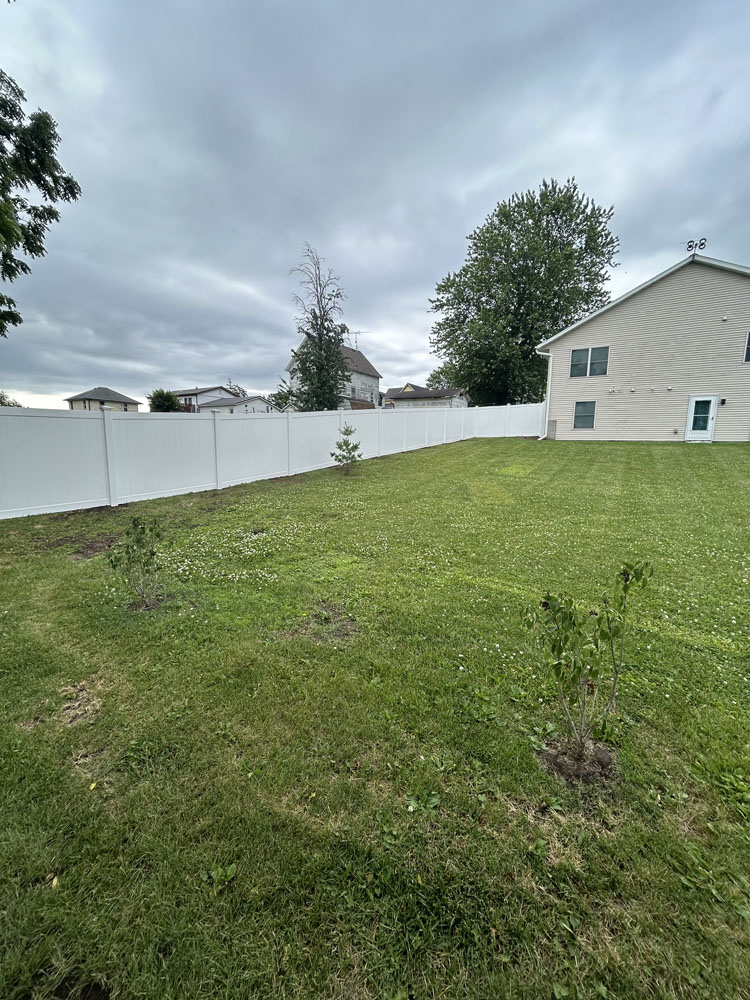 vinyl fence along side of yard