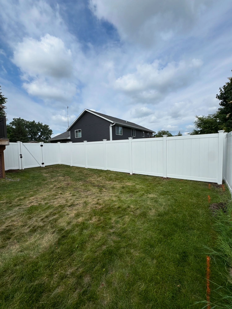 white vinyl privacy fencing